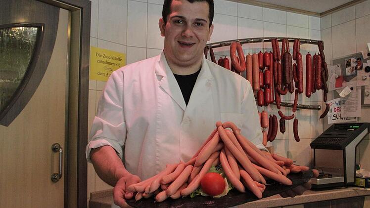 Metzger Alexander Schatz aus Ebermannstadt hat schon eine Idee, wie ein Wienerle-Gipfel aussehen kann. Foto: Josef Hofbauer
