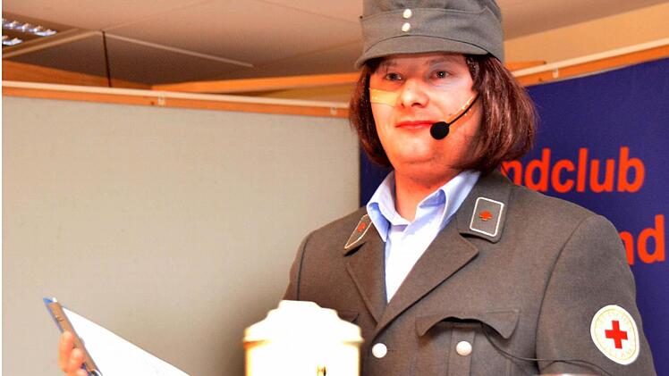 Manuel Vorndran als Spendensammlerin im mausgrauen Outfit in der Bütt