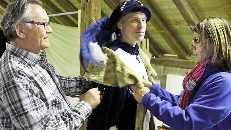 Otto Heinisch (links) und seine Frau Elke Daum-Heinisch (rechts) nehmen am Kostüm von Markus Stirn letzte Änderungen vor. Fotos: Mariell Dörrschmidt