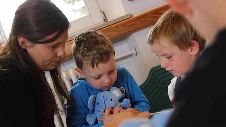Bei der Übergabe der Schlaumäuse wurde den Kindern gezeigt, wie die Tablets funktionieren.Foto: Sarah Dann