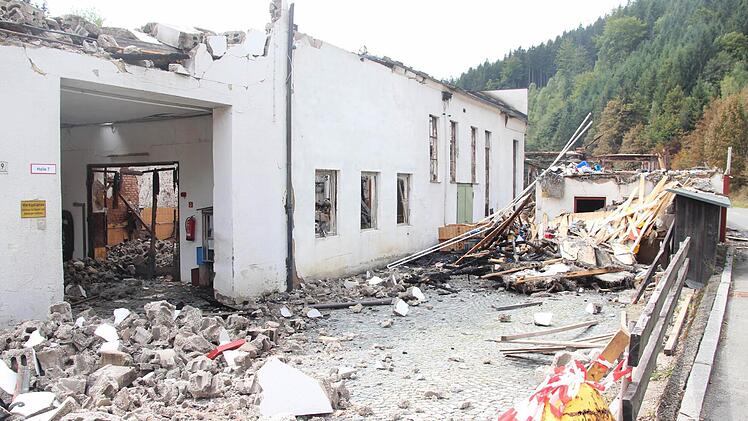 Das Sägewerksgebäude liegt in Trümmern.