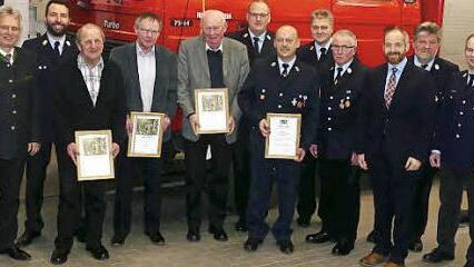 Ehrungen bei der Trebgaster Feuerwehr: Zu Ehrenmitgliedern wurden Herbert Teupert, Siegfried Küspert, Werner Knörrer ernannt. Karl-Heinz Müller erhielt das Feuerwehr-Ehrenzeichen des Freistaates Bayern für 40 Jahre aktiven Dienst. Fotos: Dieter Hübner