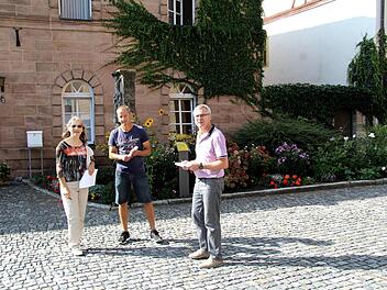Die Anlage am Pfarrhaus galt der Jury - von links Renate Schroff, Michael Gauch und Thomas Kotzer - als kleine Oase. Foto: Richard Sänger