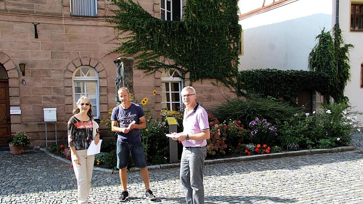 Die Anlage am Pfarrhaus galt der Jury - von links Renate Schroff, Michael Gauch und Thomas Kotzer - als kleine Oase. Foto: Richard Sänger