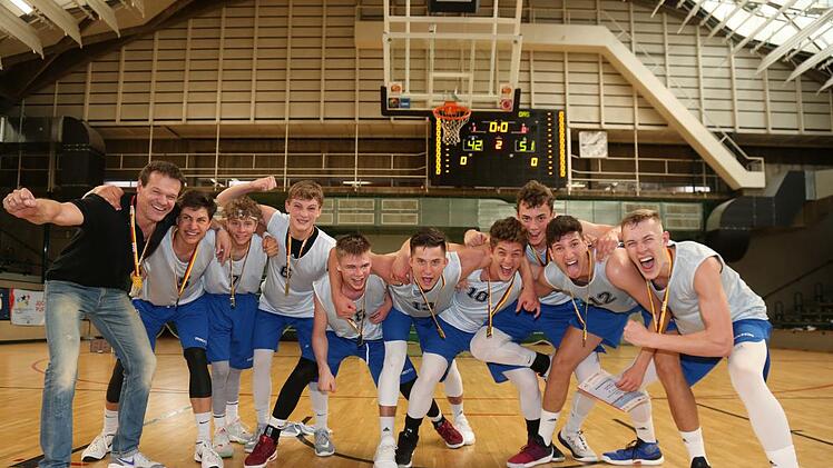 Freude pur bei den KHG-Jungs (von links): Coach Volkmar Zapf, Simon Ulsh&ouml;fer (17 Punkte im Turnier), Alexander Bollerhoff, Philipp Seibold (51), Valentin Brevet (34), Adrian Bergmann (59), Julius Rosiwal (15), Jakob Kessler (21), Leon Bulic (66) und Jekabs Beck (93)  Fotos: privat