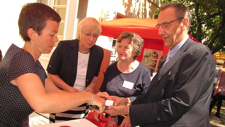 Eine Geburtstagstorte darf bei der 25-Jahr-Feier des Mehrgenerationenhauses der Arbeiterwohlfahrt nicht fehlen. Von links: Liane Blietzsch, sowie Angelika Beilein und Heidemarie Braunschmidt vom Seniorenbeirat und Bürgermeister Thomas Nowak. Foto: Martin Koch