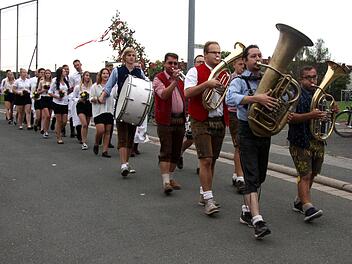 Mit Blasmusik wurden die Paare für das Betzn Raustanzen abgeholt.Richard Sänger