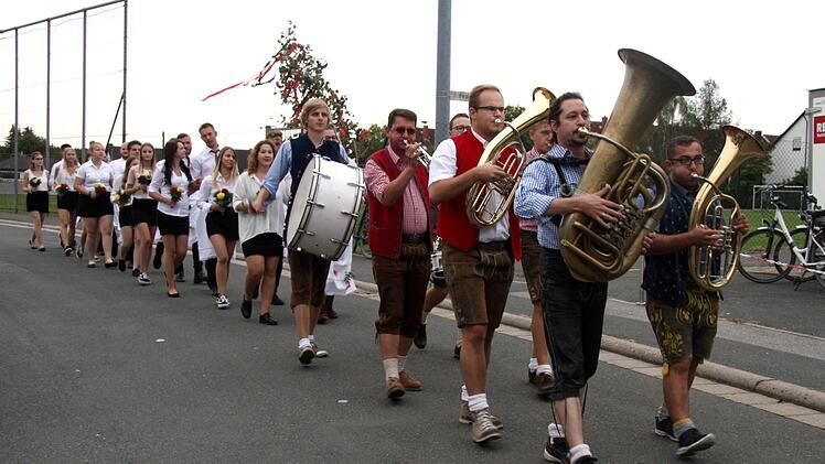 Mit Blasmusik wurden die Paare für das Betzn Raustanzen abgeholt.Richard Sänger