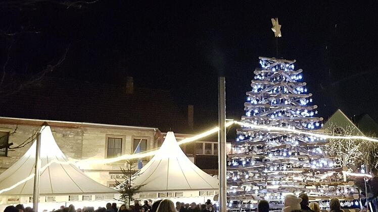 2016: Ein Baum aus Holz und Metall leuchtet.Foto: Archiv/Dietmar Schreiner