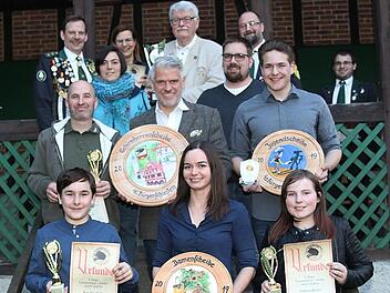 Die Besten der Einzelwettbewerbe sowie Scheiben- und Pokalgewinner mit Schirmherrn Dieter Koch (oben Mitte) und den Schützenmeistern Carsten Präger (oben rechts) undHelmut Stubenrauch (oben links).