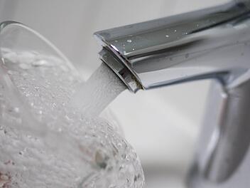 2,99 Euro Euro pro Kubikmeter beträgt derzeit der Wasserpreis für Kunden der Frankenwaldgruppe. Symbolbild: Archiv/Marian Hamacher