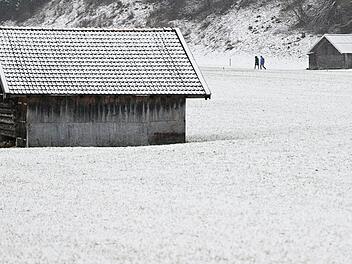 Leichter Schneefall in den Bergen