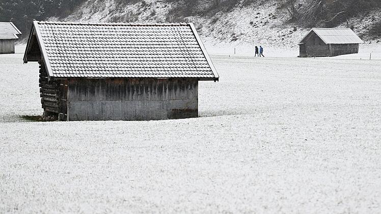 Leichter Schneefall in den Bergen
