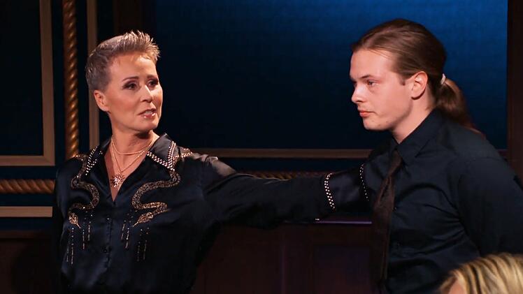 Gabriel fliegt mit f&uuml;nf Stimmen. Unter Tr&auml;nen sagt er: "Ich bin ein Loyaler." Sonja tr&ouml;stet: "Du warst ein toller Spieler."