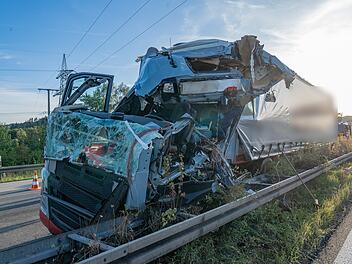 Sattelzug prallt auf A70 gegen Stahltr&auml;ger von Schilderbr&uuml;cke - F&uuml;hrerhaus v&ouml;llig zerst&ouml;rt