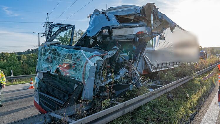 Sattelzug prallt auf A70 gegen Stahltr&auml;ger von Schilderbr&uuml;cke - F&uuml;hrerhaus v&ouml;llig zerst&ouml;rt