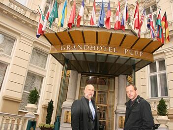 Das Grandhotel "Pupp" in Karlsbad ist eines der bekanntesten Hotels in Europa. Bad Kissingens Oberbürgermeister Kay Blankenburg (links) und sein Kollege Petr Kulhanek trafen sich in Karlsbad zu einem Gespräch über den Antrag der Bäder, Weltkulturerbe zu werden. Fotos: Paul Ziegler