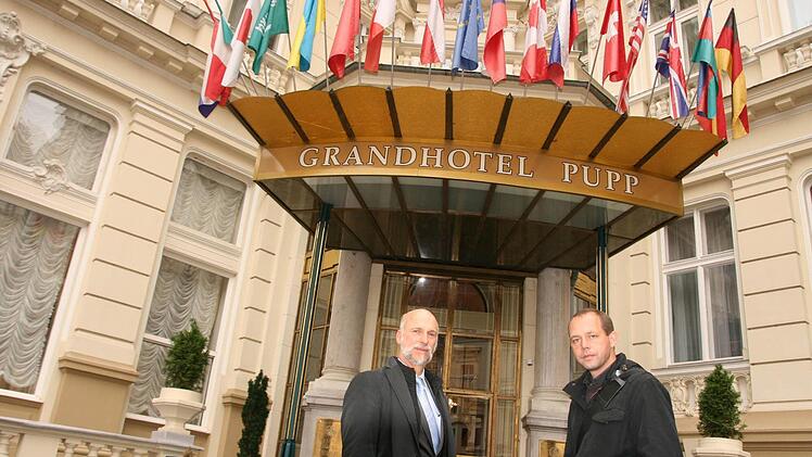 Das Grandhotel "Pupp" in Karlsbad ist eines der bekanntesten Hotels in Europa. Bad Kissingens Oberbürgermeister Kay Blankenburg (links) und sein Kollege Petr Kulhanek trafen sich in Karlsbad zu einem Gespräch über den Antrag der Bäder, Weltkulturerbe zu werden. Fotos: Paul Ziegler