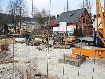 Die Bauarbeiten für die neue Kindertagesstätte laufen auf Hochtouren. Für die Kinderkrippe kann die Gemeinde auf einen Zuschuss in Höhe von rund 725 000 Euro hoffen. Foto: Thomas Heuchling