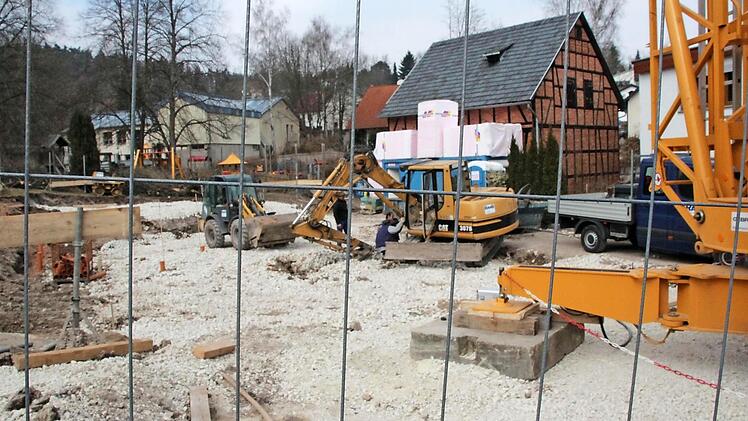 Die Bauarbeiten für die neue Kindertagesstätte laufen auf Hochtouren. Für die Kinderkrippe kann die Gemeinde auf einen Zuschuss in Höhe von rund 725 000 Euro hoffen. Foto: Thomas Heuchling
