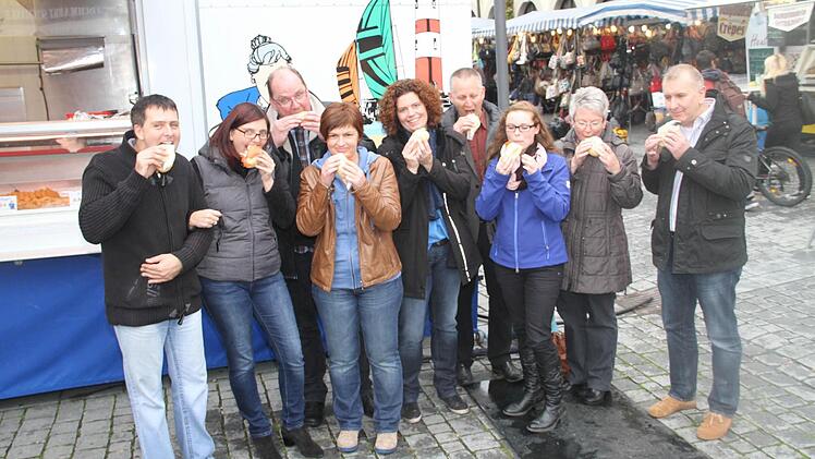 Mit einem herzhaften Biss ins Fischbrötchen eröffneten Vertreter der Aktionsgemeinschaft "Treffpunkt" Lichtenfels und der Marktschreier (Dritter von links Thorsten Mey) den Fischmarkt. Fotos: Gerda Völk