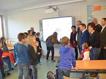 Wie man auf dem Whiteboard schreibt, rechnet und zeichnet zeigten die Schüler der vierten Klasse der Grundschule Rodachtal mit ihrer Klassenlehrerin Karin Hader den Ehrengästen André Kestel, Klemens Kaufmann, Maria Ultsch, Bürgermeister Norbert Gräbner, Reinhard Ultsch und Rektorin Annegret Hümmrich-Korm.  Foto: Karl-Heinz Hofmann