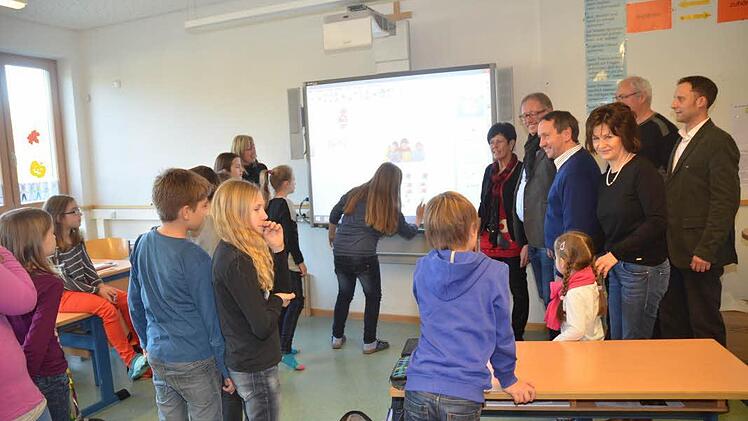 Wie man auf dem Whiteboard schreibt, rechnet und zeichnet zeigten die Schüler der vierten Klasse der Grundschule Rodachtal mit ihrer Klassenlehrerin Karin Hader den Ehrengästen André Kestel, Klemens Kaufmann, Maria Ultsch, Bürgermeister Norbert Gräbner, Reinhard Ultsch und Rektorin Annegret Hümmrich-Korm.  Foto: Karl-Heinz Hofmann