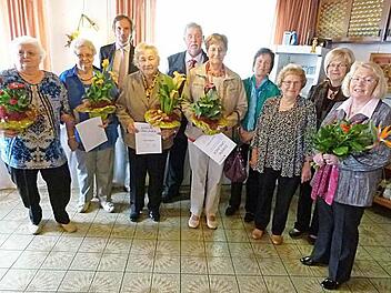 Anlässlich der Hauptversammlung des Marienvereines Niederfüllbach wurden diese Mitglieder geehrt oder zu Ehrenmitgliedern ernannt.  Foto: Lothar Weidner
