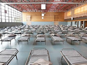 Die Stadt verfügt über zahlreiche Feldbetten, weil die früher für die Übernachtungslager bei den Pfingstkongressen des Coburger Convents gebraucht wurden. Es sind so viele, "dass es auch für den Landkreis noch reicht", sagt Ordnungsamtsleiter Kai Holland. Foto: Simone Bastian