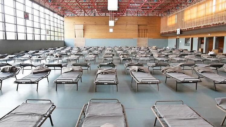 Die Stadt verfügt über zahlreiche Feldbetten, weil die früher für die Übernachtungslager bei den Pfingstkongressen des Coburger Convents gebraucht wurden. Es sind so viele, "dass es auch für den Landkreis noch reicht", sagt Ordnungsamtsleiter Kai Holland. Foto: Simone Bastian