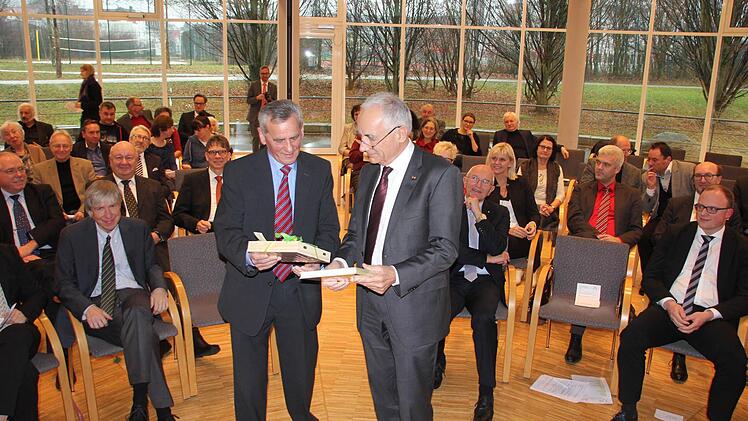 Landrat Oswald Marr dankte Vorsitzendem Rainer Kober (rechts) für dessen Engagement.  Foto: Friedwald Schedel