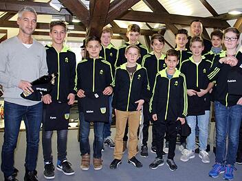 Bürgermeister Bauersachs überreichte der D-Jugend des SV Tambach als Anerkennung für ihre gute Leistung T-Shirts. Die Mannschaft hatte in der Saison 2014/15 und 2012/13 den Gruppensieg erreicht. Trainer Markus Wöhner und Betreuer Michael Böhm freuten sich. Foto: Gabi Bertram