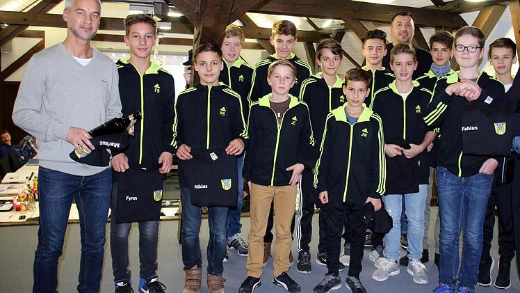 Bürgermeister Bauersachs überreichte der D-Jugend des SV Tambach als Anerkennung für ihre gute Leistung T-Shirts. Die Mannschaft hatte in der Saison 2014/15 und 2012/13 den Gruppensieg erreicht. Trainer Markus Wöhner und Betreuer Michael Böhm freuten sich. Foto: Gabi Bertram