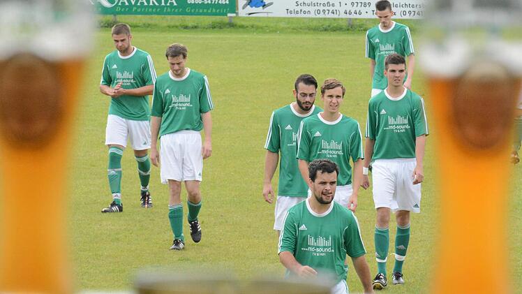 Nur dem Derbysieger wird der Gerstensaft nach dem Spiel so richtig munden: Das wissen auch die Akteure des SV Gräfendorf auf unserem Bild. Foto: ssp