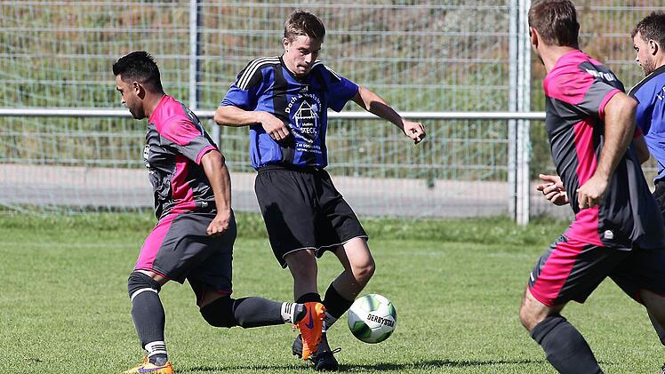 Der Bischberger Sebastian Betz (am Ball ) lässt Markus Merckel aussteigen.