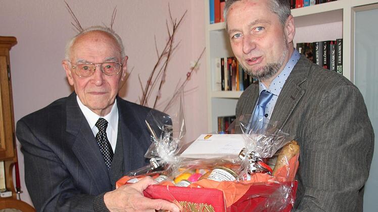 Bürgermeister Ralf Nowak kam mit einem Geschenkkorb.