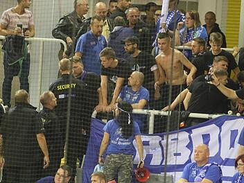 Im Gästeblock gab es Unruhe. Ein Polizeieinsatz war notwendig, um freche Fans aus Dessau in den Griff zu bekommen. Bei manchem HSC-Fan wurden Erinnerungen wach an ein Auswärtsspiel, als die Coburger mit Polizeieskorte von der Halle bis zur Autobahn gebracht wurden. Foto: Iris Bilek