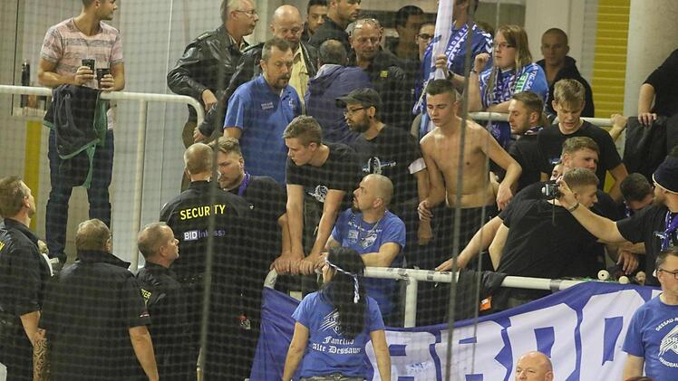 Im Gästeblock gab es Unruhe. Ein Polizeieinsatz war notwendig, um freche Fans aus Dessau in den Griff zu bekommen. Bei manchem HSC-Fan wurden Erinnerungen wach an ein Auswärtsspiel, als die Coburger mit Polizeieskorte von der Halle bis zur Autobahn gebracht wurden. Foto: Iris Bilek