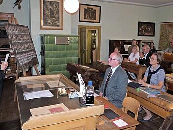 Stellvertretender Landrat Jörg Kunstmann (links) würdigte die Leistung des Vereins "Dorfschulmuseum Ködnitz". Fotos: Werner Reißaus