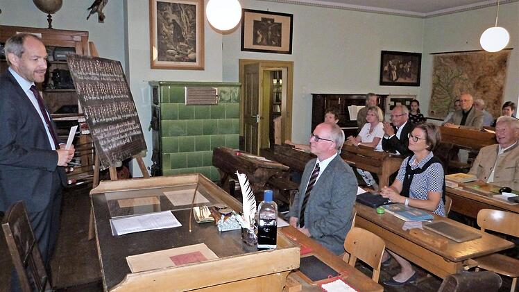 Stellvertretender Landrat Jörg Kunstmann (links) würdigte die Leistung des Vereins "Dorfschulmuseum Ködnitz". Fotos: Werner Reißaus