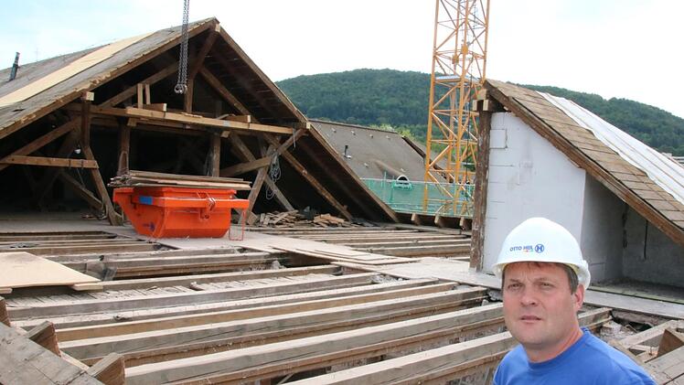 Polier Michael Seit betrachtet vom Gerüst aus das geöffnete Dach des Neumann-Flügels. Foto: Ralf Ruppert