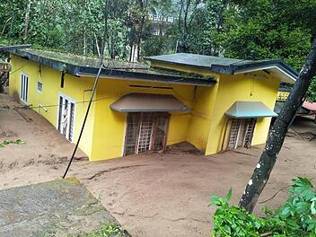 So wie dieses Haus wurden in Indien unzählige Gebäude von braunen Wassermassen überflutet.  Foto: privat