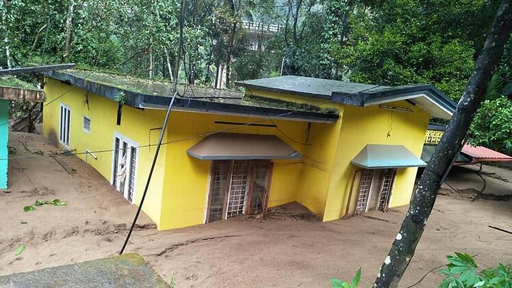 So wie dieses Haus wurden in Indien unzählige Gebäude von braunen Wassermassen überflutet.  Foto: privat