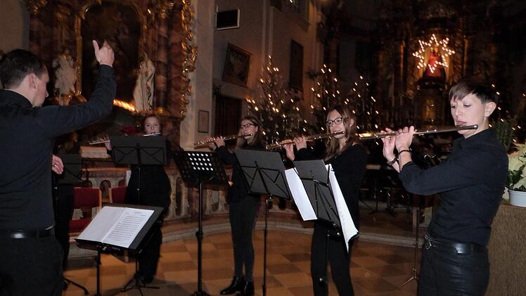 Peter Weiß mit dem Flötenensemble. Foto: Werner Reißaus
