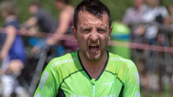 "Es war hart", bekannte der Lichtenfelser Bürgermeister Andreas Hügerich, der sich hier kurz nach dem Schwimmen seines Neopren-Anzugs entledigt.   Foto: Klaus Gagel