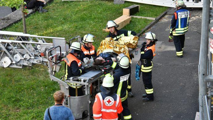 Mutig, mutig! Die 19-Jährige Hannah brach die Übung nicht ab und ließ sich, wie im Ernstfall, auf einer Rettungstrage von der Feuerwehr nach unten bringen. Foto: Friedrich