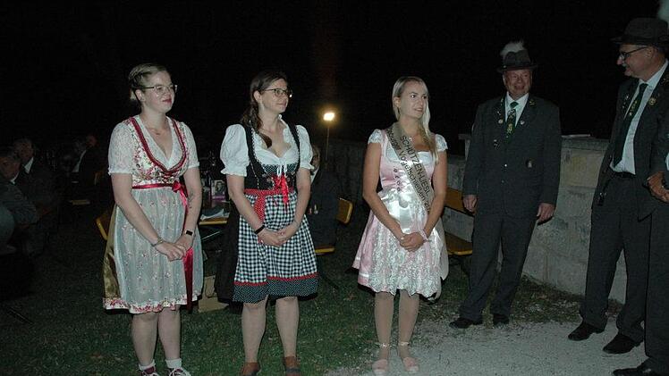 Seit etwa drei Jahren gibt es beim Schützenverein Coburg 1354  die neue Tradition der Schützenliesl. Diese drei jungen Frauen kamen in die engere Auswahl.   Schützenliesl wurde Janet Schelhorn (rechts). Julia Hahn und Alexandra Dehler stehen ihr stellvertretend zur Seite. Foto: Edwin Meißinger