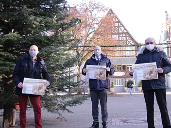 Bei der Vorstellung des Gewinnspiels: Ralf Ludewig (von links), Oberb&uuml;rgermeister Dirk Vogel und Klaus Bollwein wollen die Gesch&auml;fte w&auml;hrend des Lockdowns light mit dem Weihnachtsgewinnspiel "Ich kauf' in Bad Kissingen" unterst&uuml;tzen. Das Gewinnspiel wird jetzt wegen den Lockdowns bis Januar verl&auml;ngert.  Foto: Archiv/Benedikt Borst