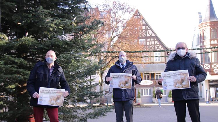 Bei der Vorstellung des Gewinnspiels: Ralf Ludewig (von links), Oberb&uuml;rgermeister Dirk Vogel und Klaus Bollwein wollen die Gesch&auml;fte w&auml;hrend des Lockdowns light mit dem Weihnachtsgewinnspiel "Ich kauf' in Bad Kissingen" unterst&uuml;tzen. Das Gewinnspiel wird jetzt wegen den Lockdowns bis Januar verl&auml;ngert.  Foto: Archiv/Benedikt Borst