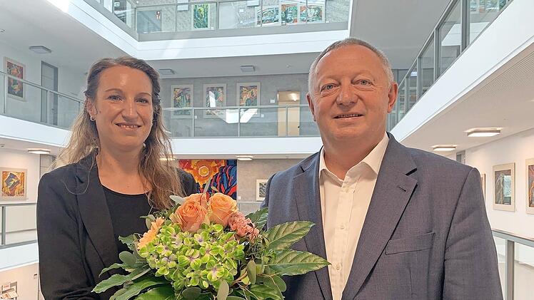 Landrat Thomas Bold &uuml;berreicht als Dank f&uuml;r ihre hervorragende Leistung einen Blumenstrau&szlig; an Martina Z&ouml;ller.